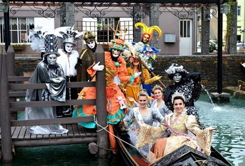 O tradicional Carnevale di Venezia reúne centenas de pessoas fantasiadas e muito animadas  - Foto:Flávia Bortolotto/Prefeitura de Nova Veneza/Notisul