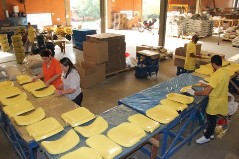 A Zumplast atua 24 horas por dia para entregar as cadeiras que serão instaladas nos estádios do país