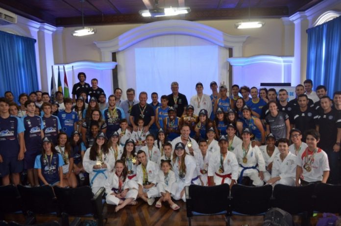 Atletas que representaram Tubarão em competições oficiais 2017. Foto: Prefeitura de Tubarão/Divulgação 