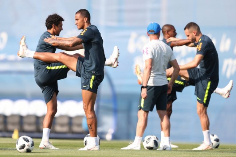 Copa do Mundo: Danilo volta aos treinos com a Seleção Brasileira