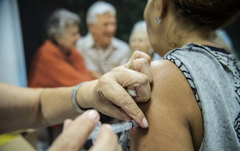 Idosos voltam a ser vacinados contra a gripe nesta terça em Capivari de Baixo