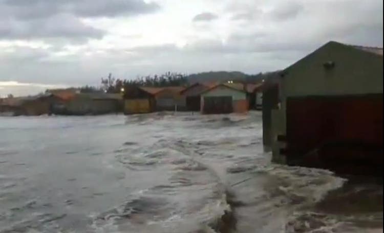 Ciclone e maré alta provocam estragos em praias de Imbituba e Laguna