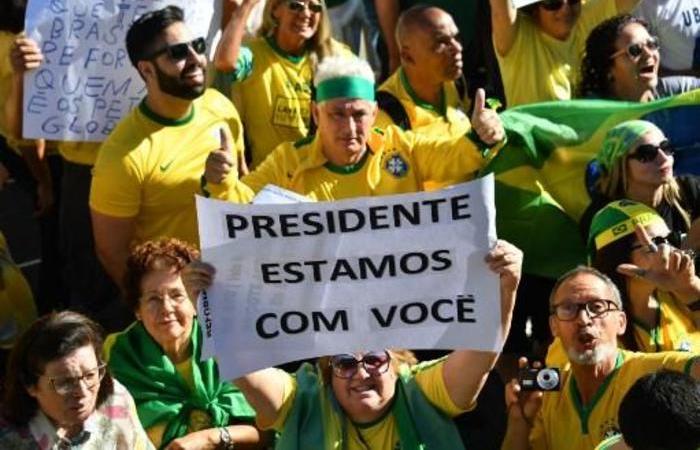 Manifestantes fazem carreata pró-Bolsonaro neste domingo em Tubarão