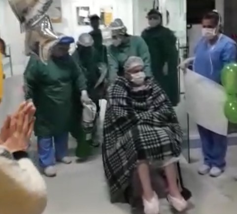Covid-19: Paciente de 55 anos, de Tubarão, recebe alta da UTI após 18 dias internado