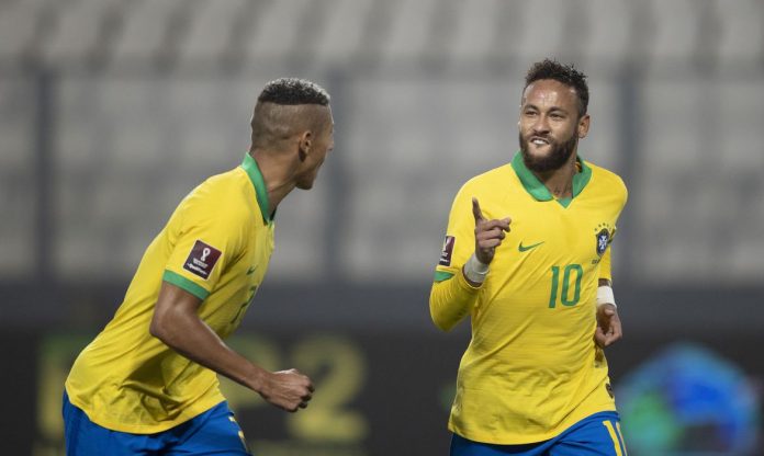 #Pracegover Foto: Na imagem há dois jogadores da seleção brasileira correndo e comemorando o gol feito