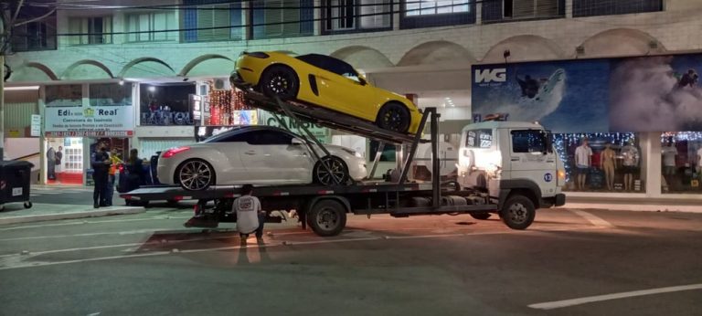 Carros de luxo são apreendidos após flagrante de “racha” em Balneário Camboriú