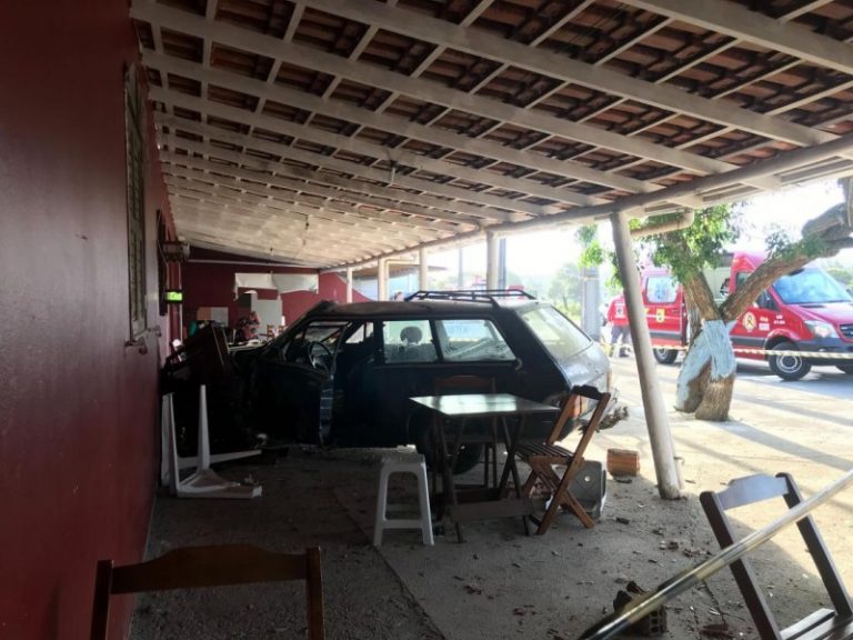 Jaguaruna: após colisão com caminhão, carro invade estabelecimento comercial