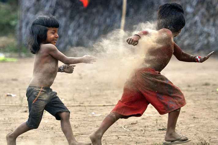 #Pracegover Foto: na imagem há duas crianças indígenas sem camisa e de bermuda brincando