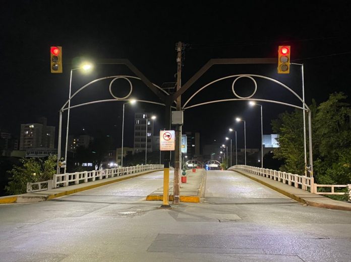 #Pracegover Foto: na imagem há semáforo, iluminação e ponte