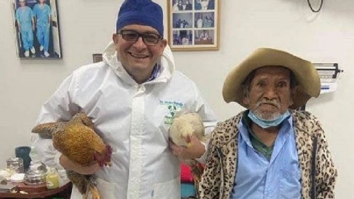 Homem dá 2 galinhas de presente a médico que o operou de graça, na Bolívia