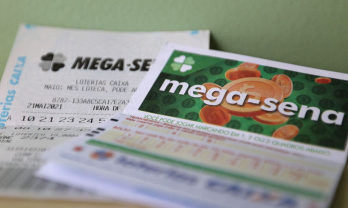#Pracegover foto: na imagem há cartões da Mega-Sena