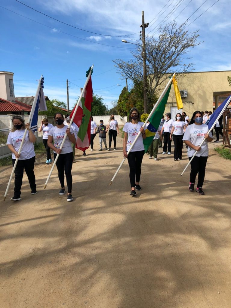 Alunos da APAE comemoram Semana da Pátria com desfiles na instituição