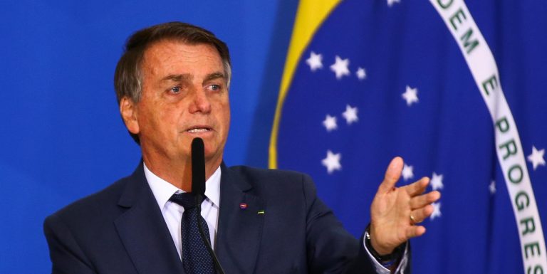 Bolsonaro sanciona fim da LSN, mas veta artigo sobre distribuir fake news