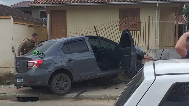 Bandidos batem com carro em muro de residência durante perseguição em Braço do Norte
