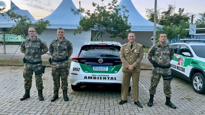 #PraCegoVer Na foto, a primeira viatura elétrica da Polícia Militar Ambiental de Santa Catarina e os comandantes da PMASC e PMSC