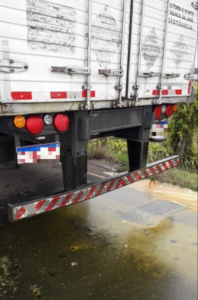 Caminhão derrama óleo de ave na pista e provoca acidentes