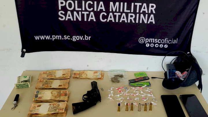 Homem é preso pela PM com drogas e armas após invadir residência, em Palhoça