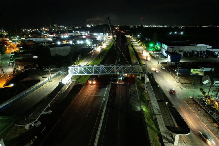 CCR ViaCosteira instala passarela sobre a BR-101, em Capivari de Baixo, durante a madrugada