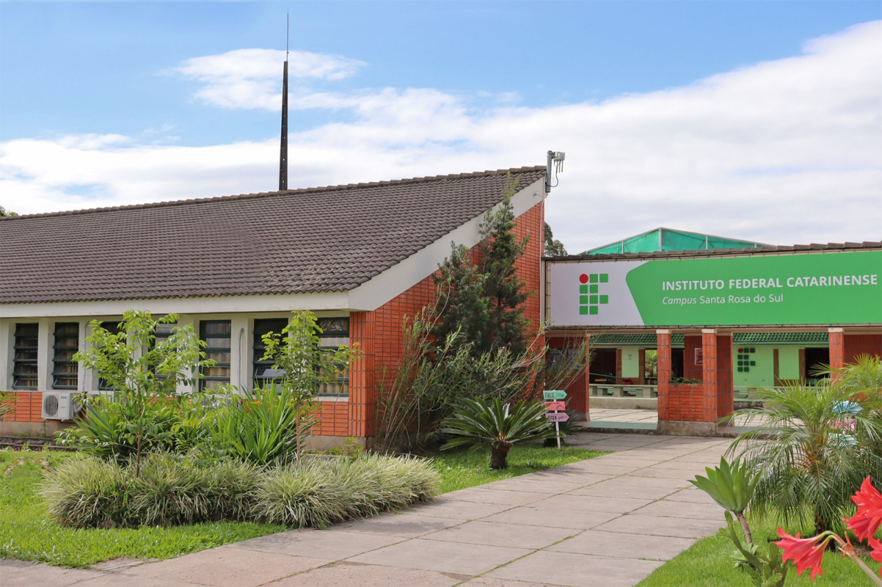Foto mostra prédio sede do Instituto Federal Catarinense (IFC), com logo da instituição, em Santa Rosa do Sul