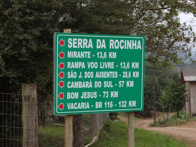 Imagem mostra placa de sinalização contendo distâncias do mirante, rampa de voo livre, da cidade de São José dos Ausentes (RS), Cambará do Sul (RS), Bom Jesus (RS) e Vacaria.