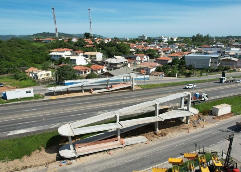 CCR ViaCosteira instala nova passarela sobre a BR 101, em Capivari de Baixo, no km 328