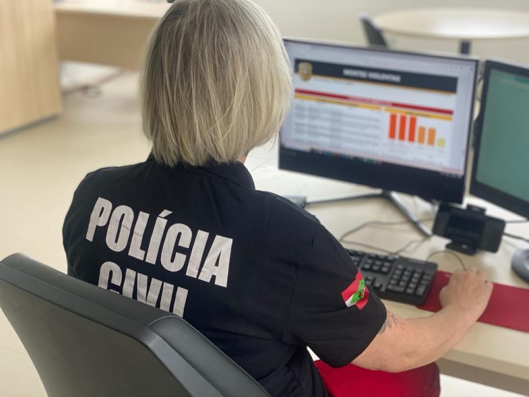 Imagem mostra Policial Civil, durante trabalho de investigação, à frente do computador. Fotos: Divulgação, Polícia Civil de SC