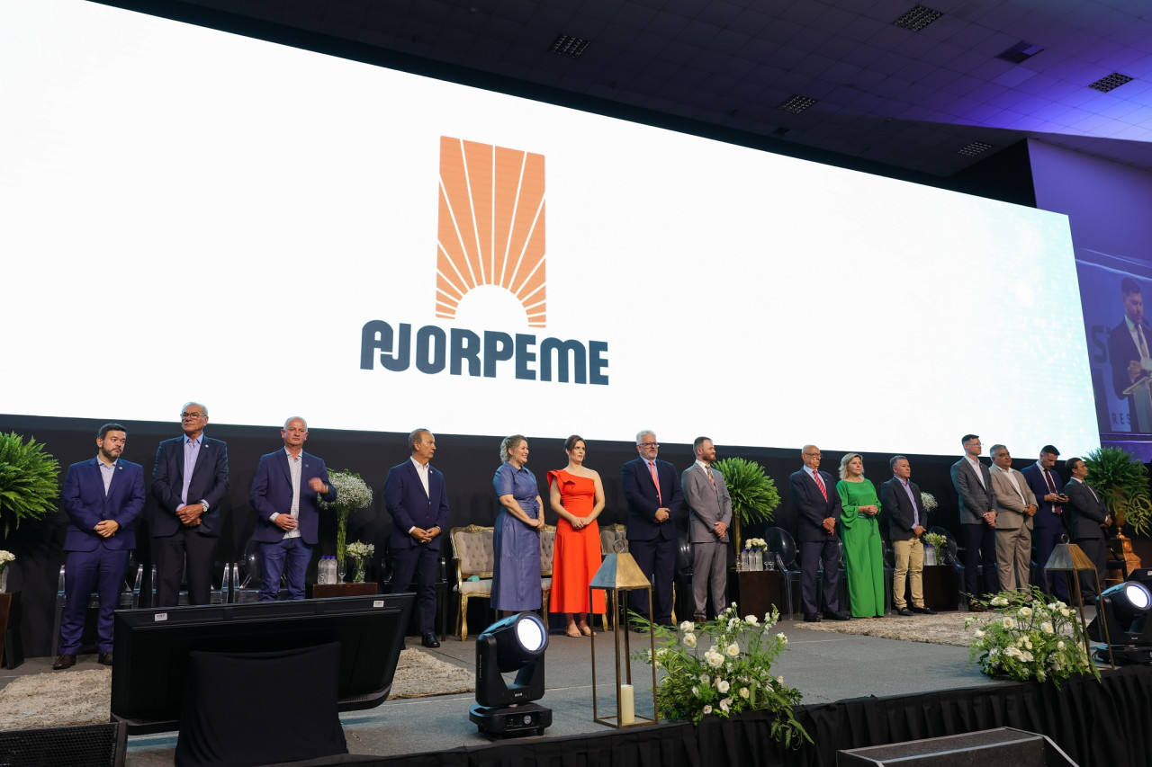 Foto apresenta palco da sessão plenária de posse da nova presidência e diretorias da Ajorpeme