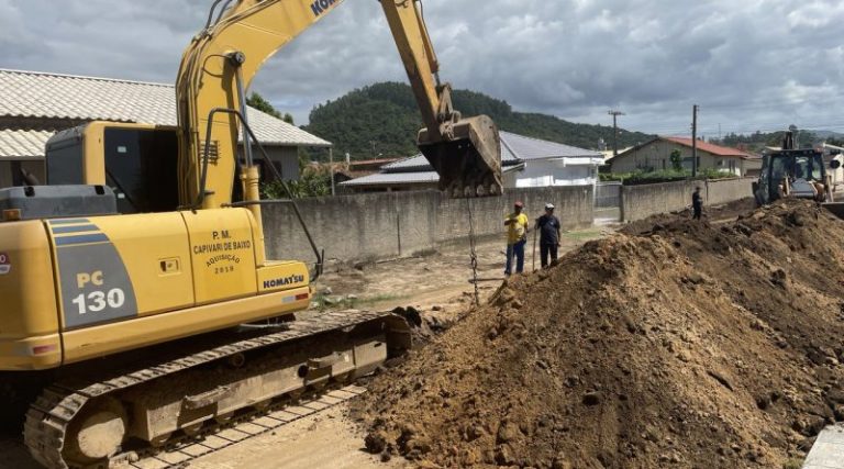 Prefeitura de Capivari de Baixo inicia instalação de rede de drenagem na Rua Rafael Luciano