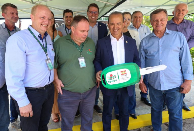 Governador Jorginho Mello entrega chave simbólica de 42 veículos que darão suporte ao trabalho da Epagri em todo o estado