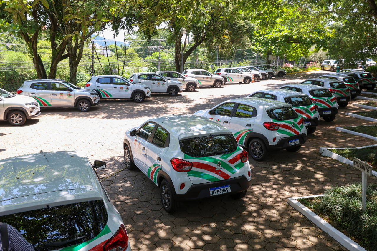 Foto mostra dezenas de veículos entregues pelo governador à Epagri. Carros já plotados com logo da empresa pública