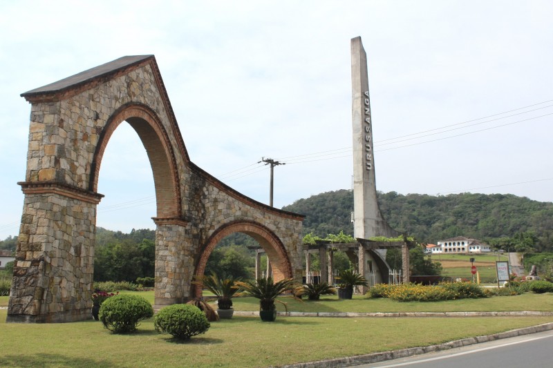 Imagem mostra monumento na entrada da cidade de Urussanga (SC)