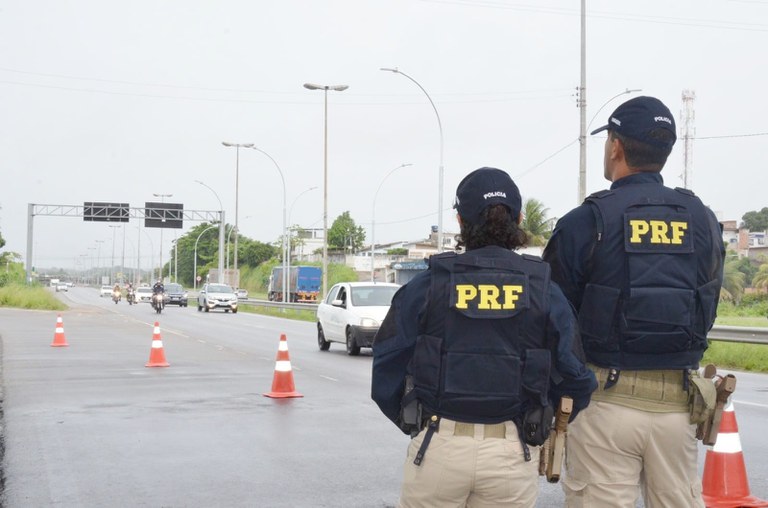 Patrulheiros da PRF observam movimento de veículos em rodovia federal brasileira