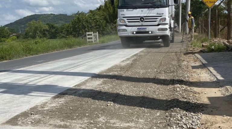 Caminhão passa sobre asfalto danificado por obras de implantação de Esgoto, em Tubarão