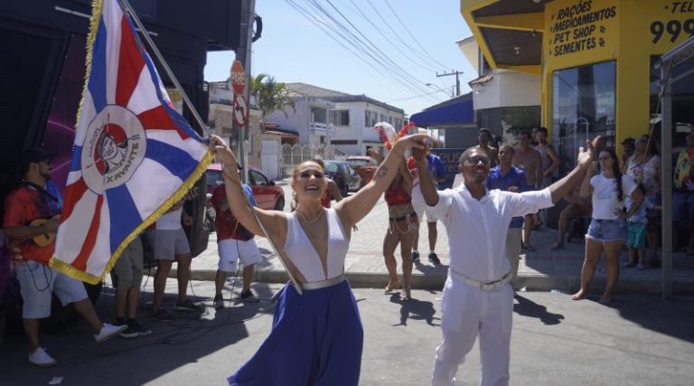Passistas desfilam na Praça Souza França, no bairro Magalhães, durante os festejos de Carnaval, em Laguna