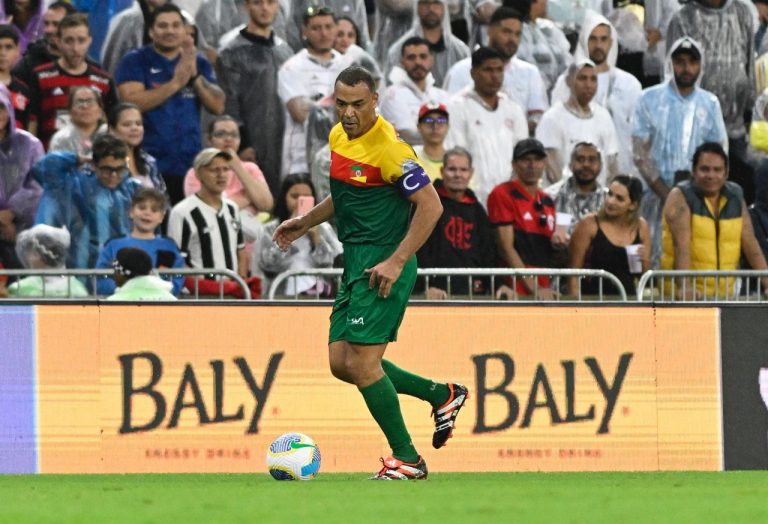 Baly apoia Futebol Solidário no Maracanã para ajudar RS