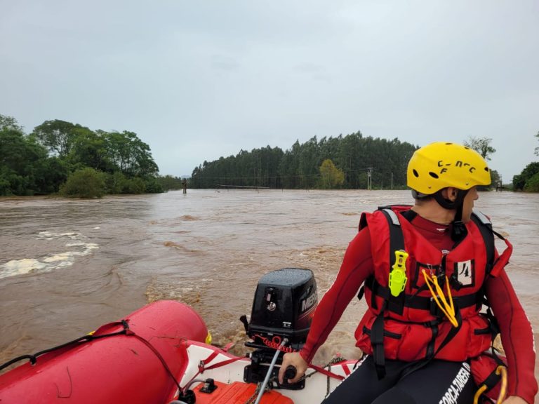 Equipes de Santa Catarina seguem apoiando no resgate de pessoas no Rio Grande do Sul: atuação em áreas afetadas pelas chuvas