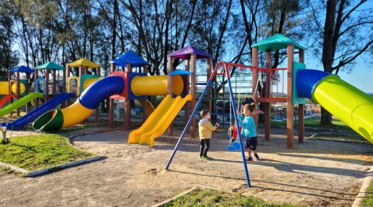 Novo parque infantil é instalado na Praça de Vila Nova Alvorada, em Imbituba