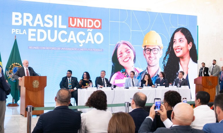 Coluna Pelo Estado: Educação de Santa Catarina fica para trás