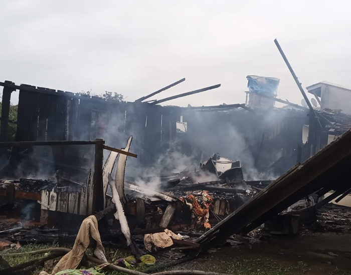 Incêndio destrói residência em Pescaria Brava: casa de madeira é consumida pelas chamas