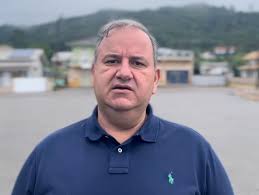 Ex-prefeito de Pescaria Brava é acionado para explicar falta de bateria em tornozeleira