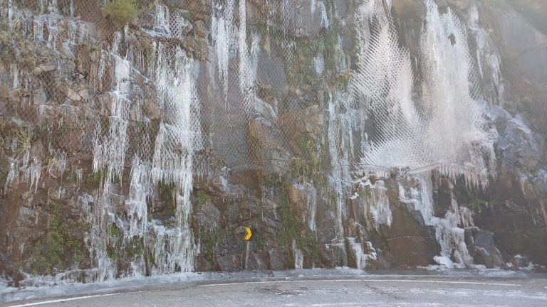 Cachoeiras congelam na Serra do Rio do Rastro devido ao frio extremo
