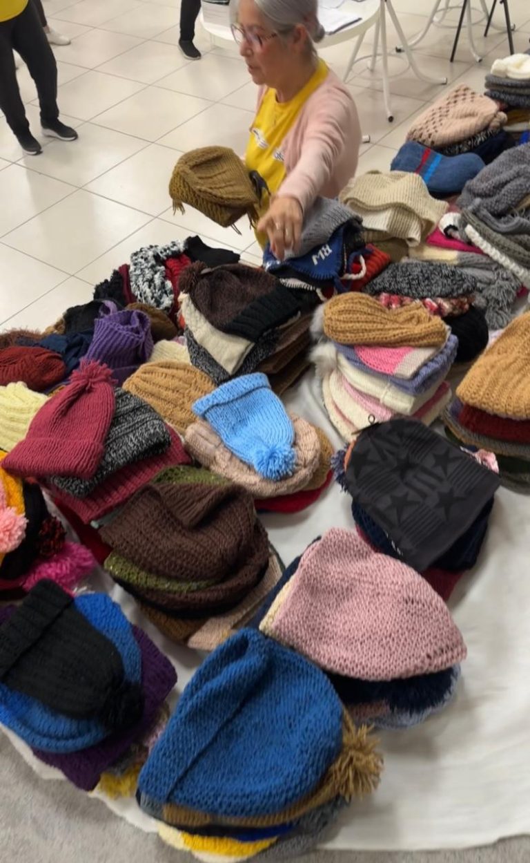 Grupos de mães e idosos de Araranguá confeccionam agasalhos para vítimas das enchentes no RS