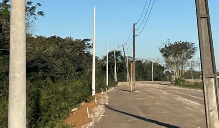 Cem novos postes são colocados na rodovia entre Laguna e Tubarão