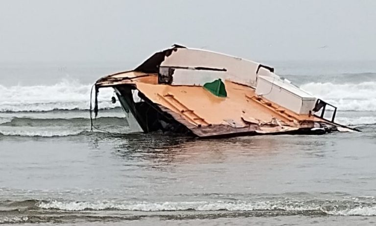 Partes de embarcação surgem na praia do Mar Grosso