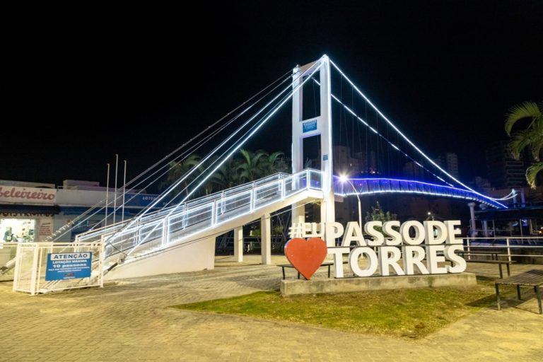 Ponte Pênsil de Passo de Torres ganha iluminação especial