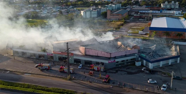 Top Brasil: incêndio causado por superaquecimento na fiação elétrica em Tubarão